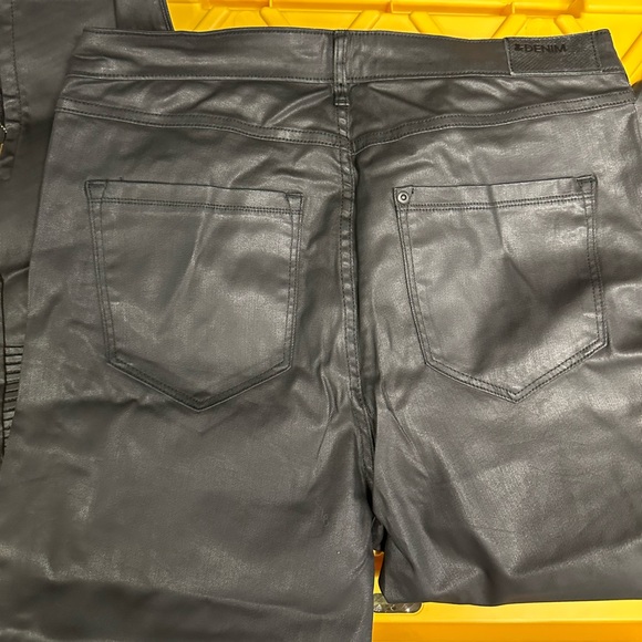 H&M Conscious Denim Coated Jeans - Picture 9 of 15